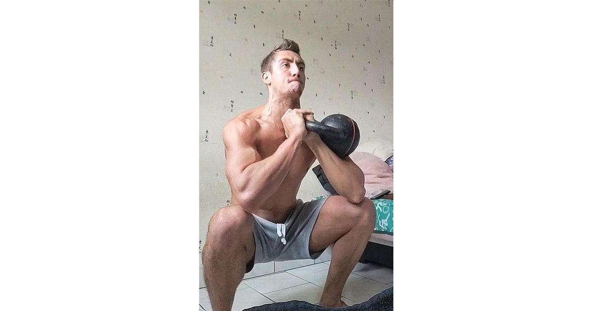 Jordan Pothain avec une kettlebell